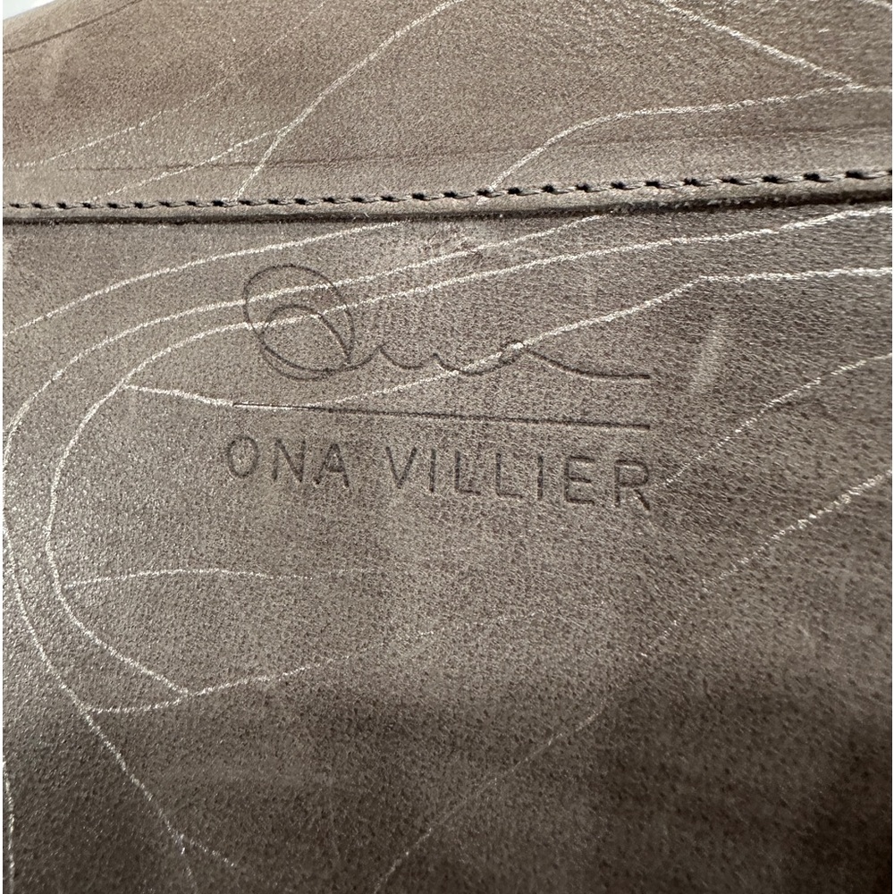 Ona Villier Leather Crossover Bag in Grey with fine Metallic painted strokes - Picture 2 of 8